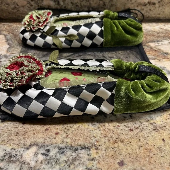 Goody Goody (sold out) Colorful, Gorgeous, Checkered Slippers with Floral Detail - Picture 5 of 6